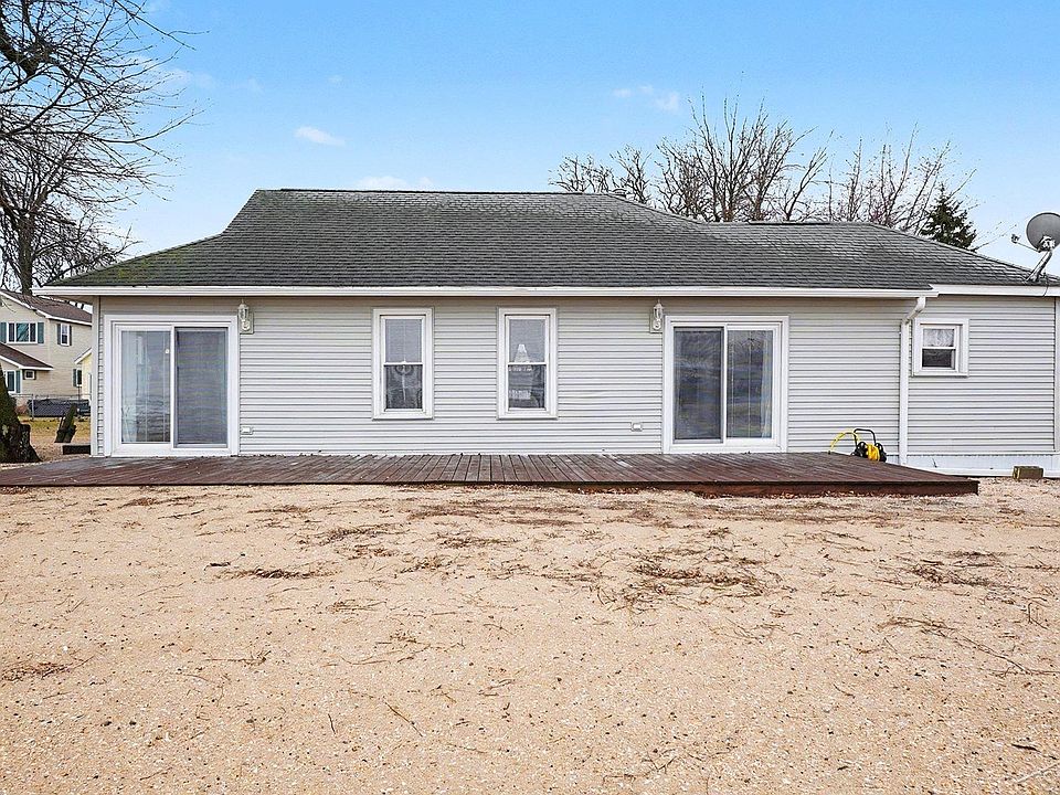 1st image of 667 Bay Rd