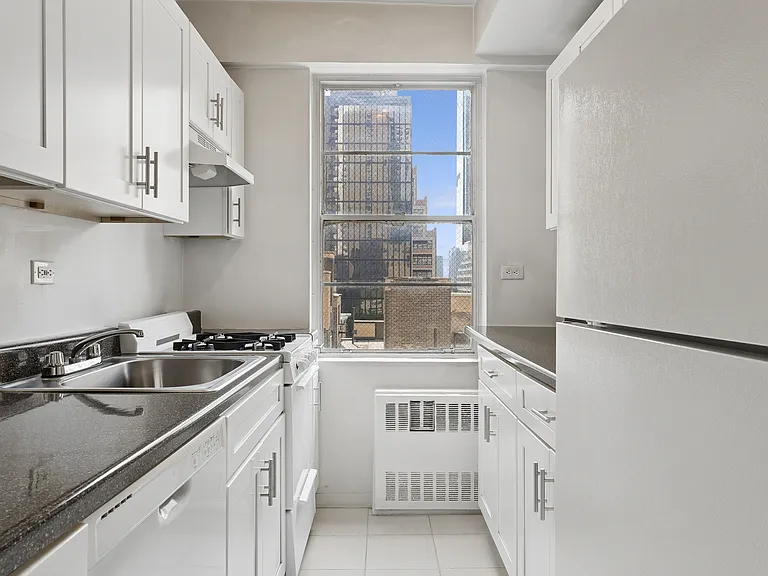 225 E 46th St #9C — Photo 6