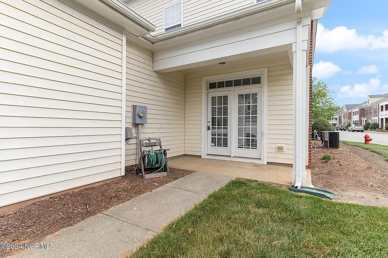 3 bed, 2096 sqft, $2,350 — Photo 2