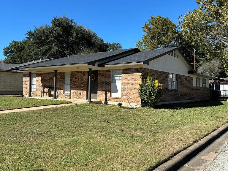 1009 Lawndale Ave — Photo 10