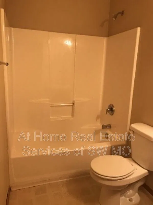 3 bed, 2.0 bath, 1228 sqft, $1,280 — Photo 4