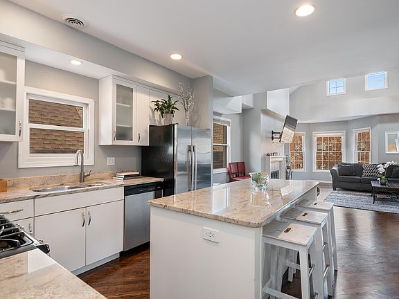 5th image of 1059 W Cornelia Ave #3