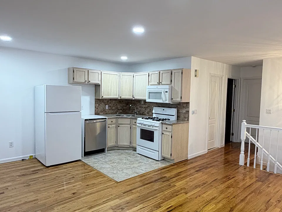 282 Ramona Ave #2RT