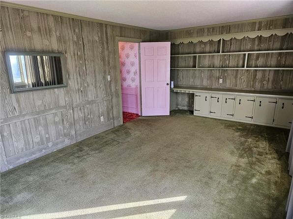 112 Balcony Ln, Mount Airy, NC 27030