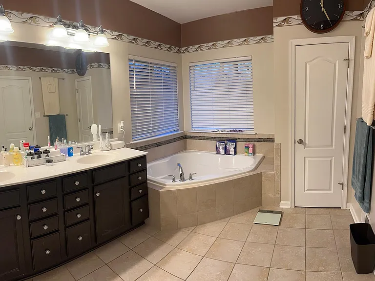 Upper-level ensuite bathroom