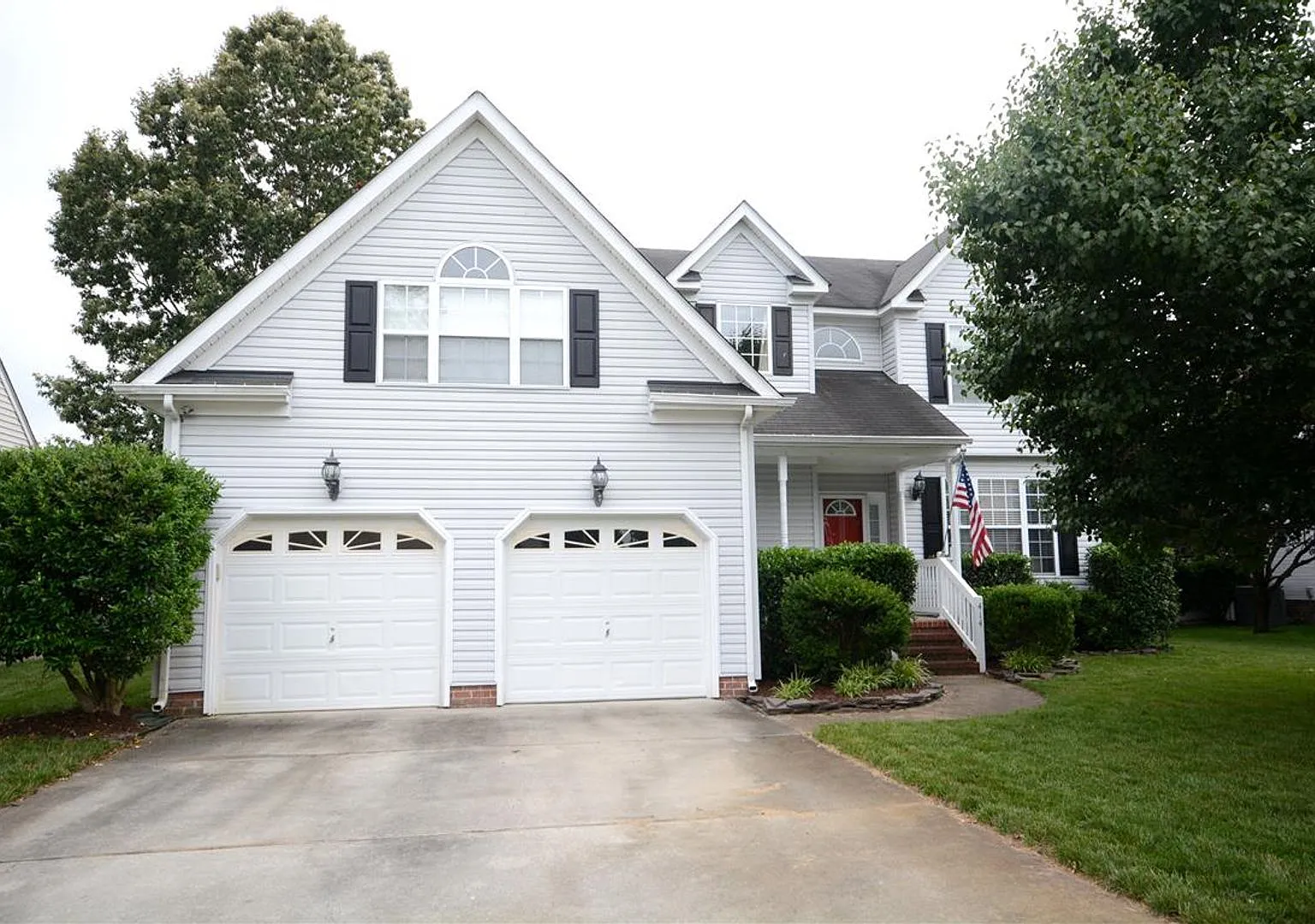 Beautifully maintained 2 story home in the desirable Sawyers Mill Crossing community! — Photo 1
