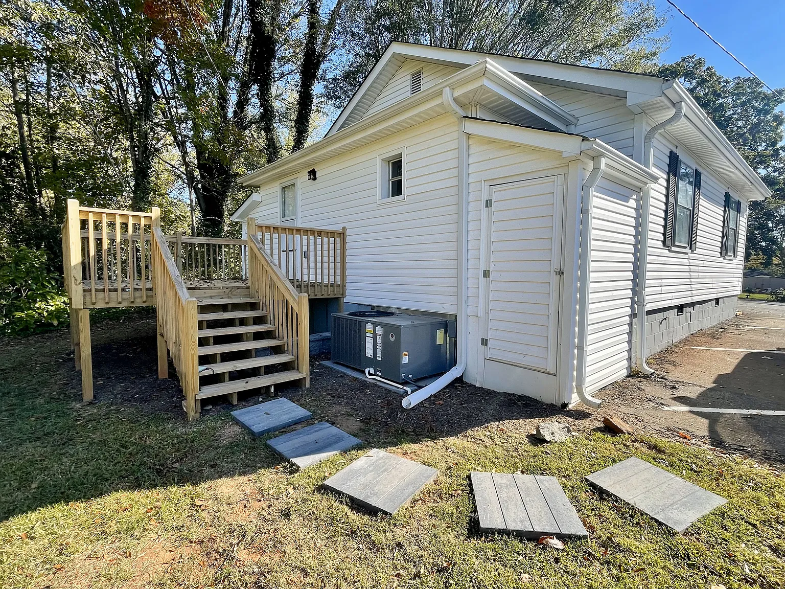 2 bed, 1000 sqft, $1,300 — Photo 2