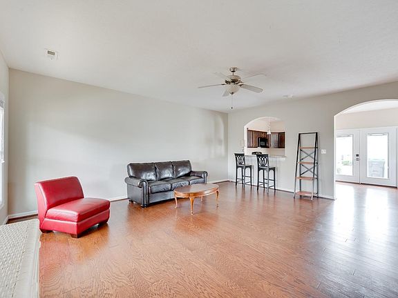 5th image of 215 Portico St