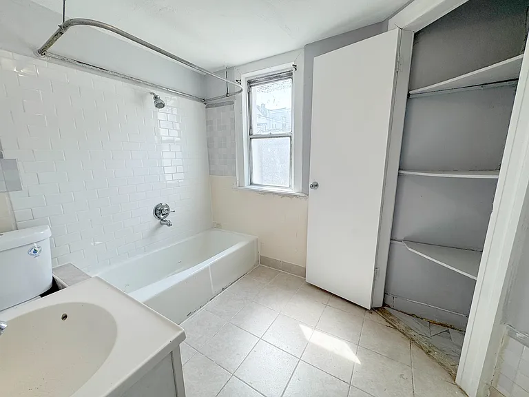 622 E 3rd St #1 — Photo 8