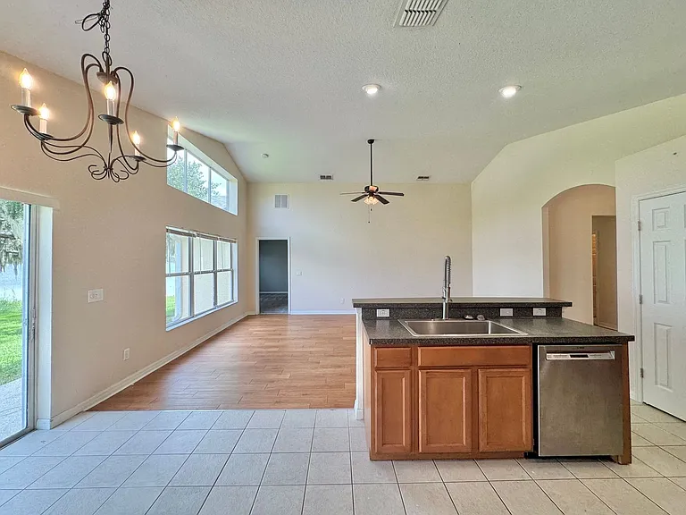 2726 Rochelle Dr — Photo 9