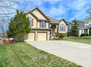 712 Rock Creek Dr, Lansing, KS 66043