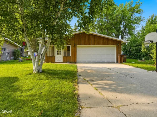 614 7th St SE, East Grand Forks, MN 56721