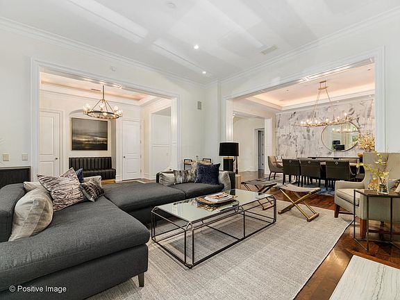 2nd image of 2036 N Kenmore Ave