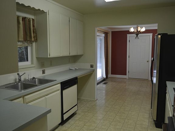 5th image of 8429 Winnwood Ct SE