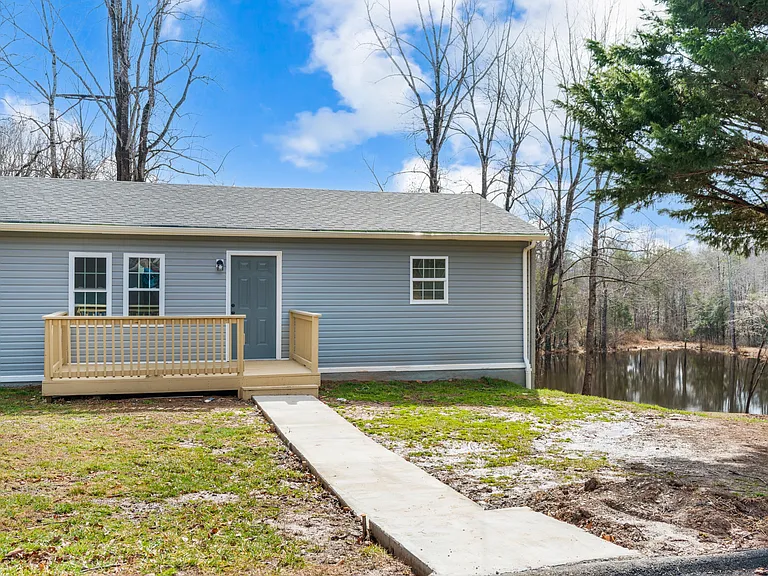 242 Newcomb Dr — Photo 2