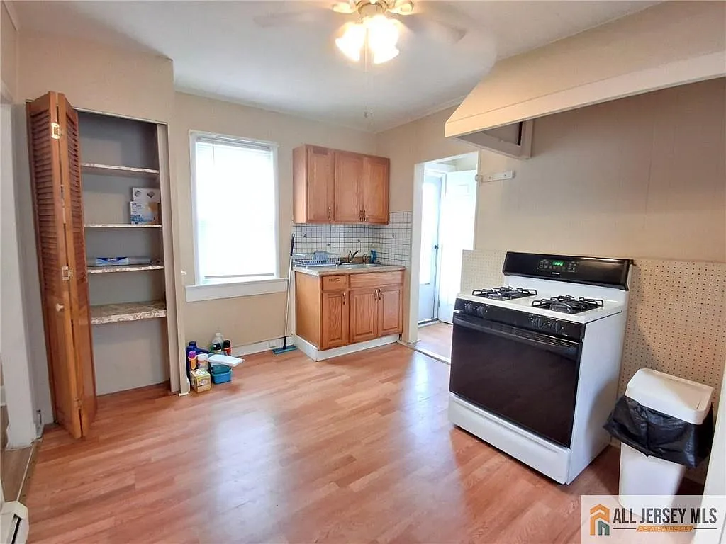 1 bed, 1.0 bath, $1,550 — Photo 2