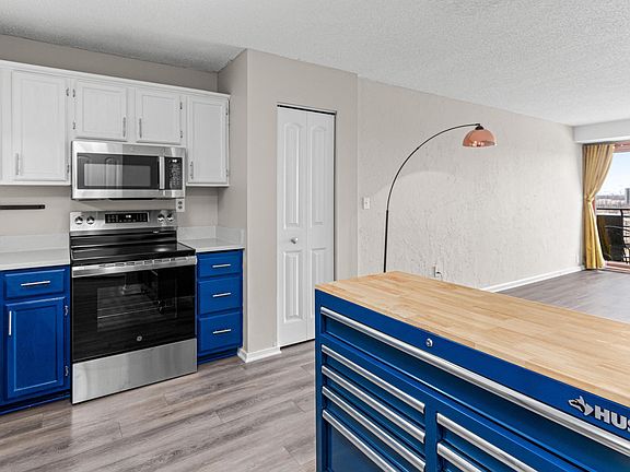 4th image of 66 9th St E Unit 1910