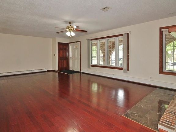 3rd image of 243 Oakwood Dr