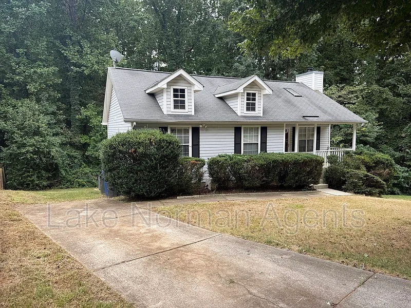 3 bed, 2.0 bath, 1024 sqft, $1,900 — Photo 2