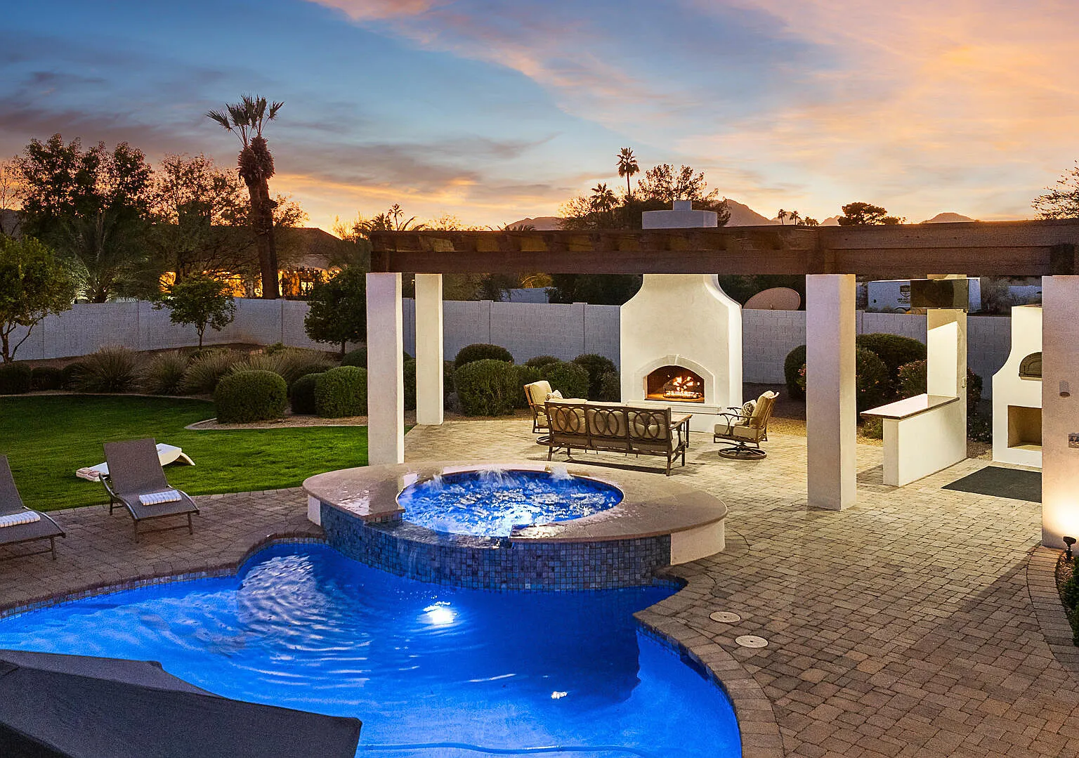 5 bed, 7.0 bath, 5500 sqft, $15,000 — Photo 2
