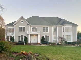 28 Legends Cir, Melville, NY 11747