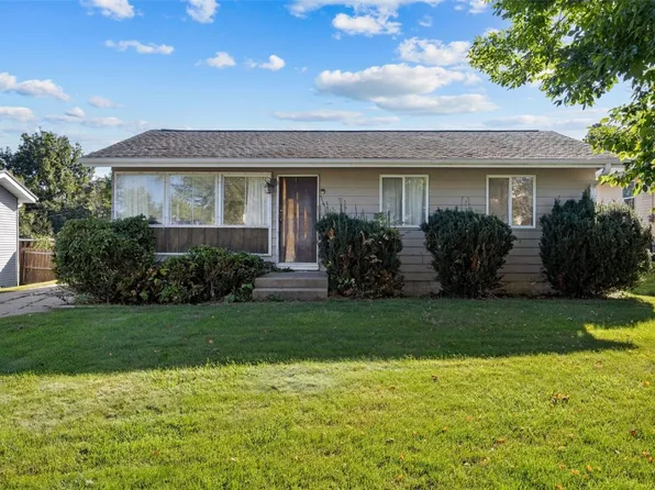 605 Meadowdale Dr NW, Cedar Rapids, IA 52405