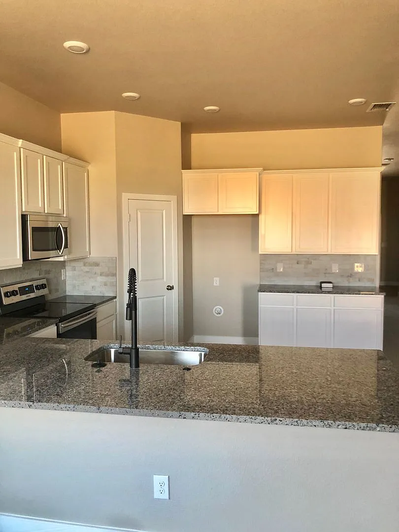 Fabulous 4 Bedroom — Photo 4