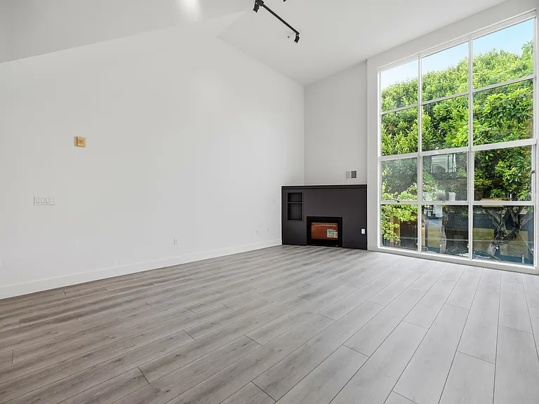 300 Linden St #3 — Photo 1