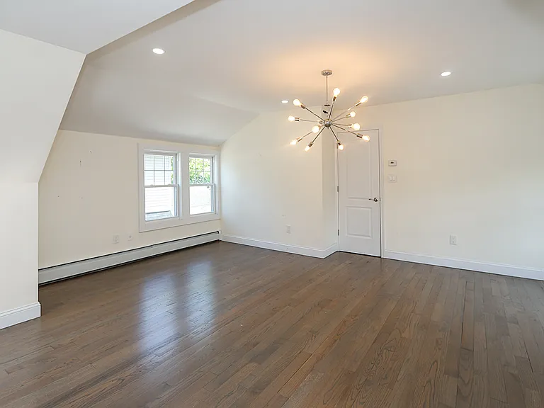 987 Kings Pkwy — Photo 25