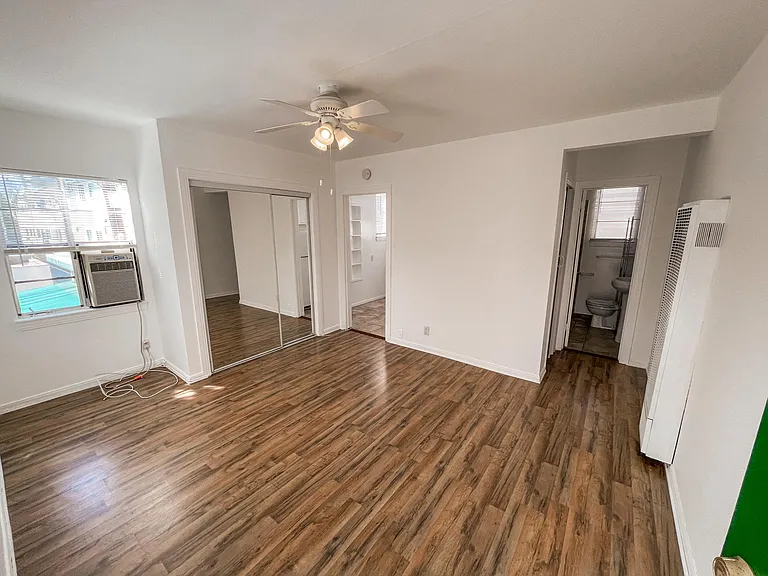 1421 1/2 N Hayworth Ave — Photo 2