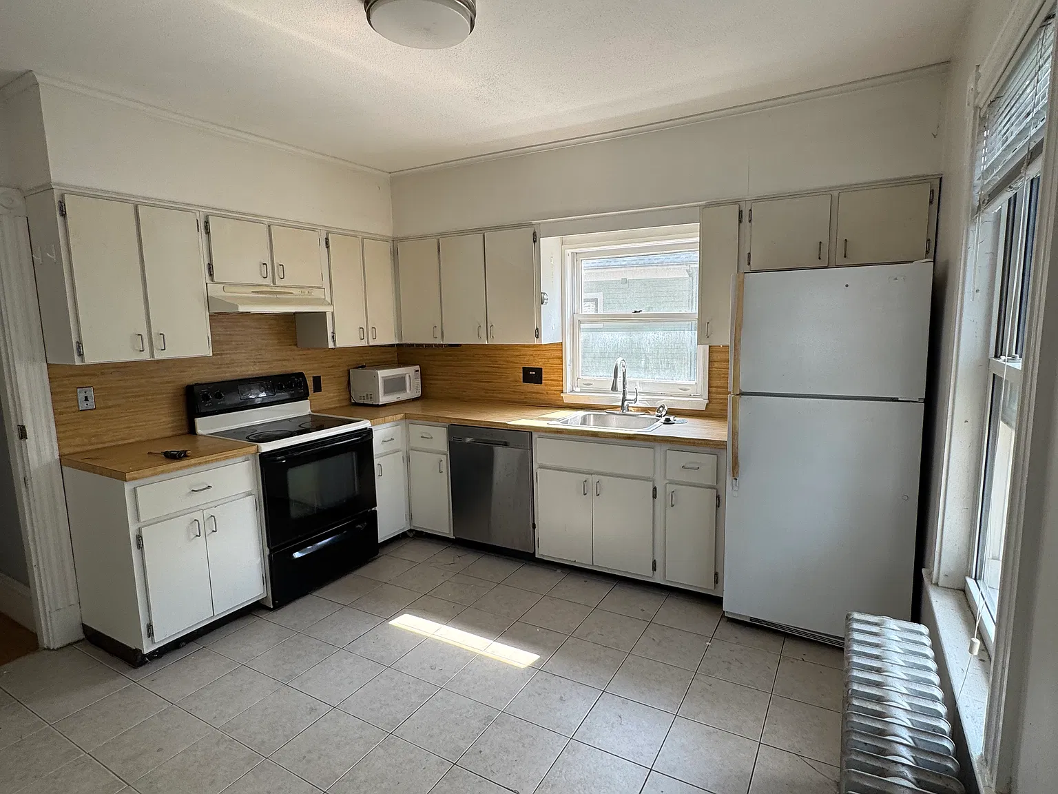 3 bed, 772 sqft, $3,600 — Photo 2