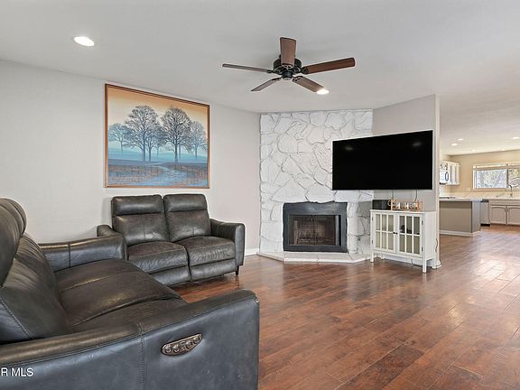 4th image of 14985 Reedley St