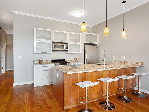3rd image of 1845 W Grand Ave #1A