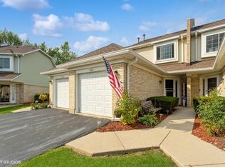 402 Lakeview Cir, Bolingbrook, IL 60440
