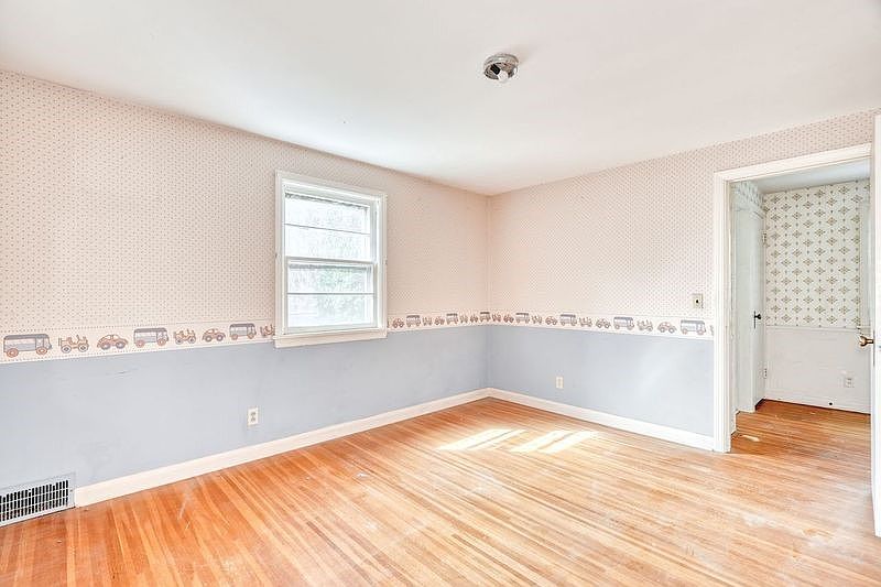 31st image of 262 Commodore Pkwy