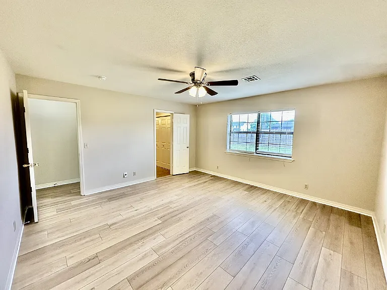 2311 W Willow St — Photo 9