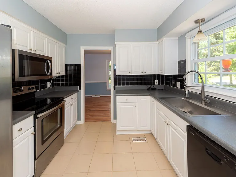 109 Runnymede Ln — Photo 15