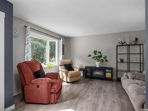 2nd image of 209 Macdowall CRESCENT