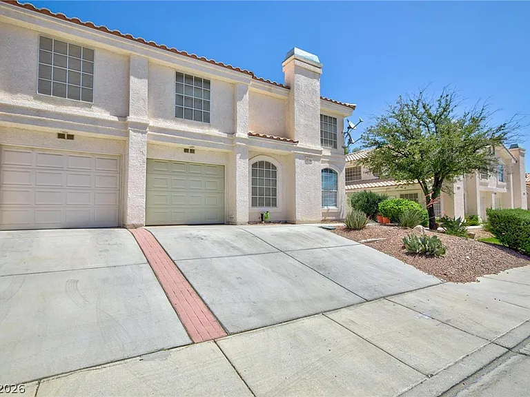8048 W Rochelle Ave — Photo 2