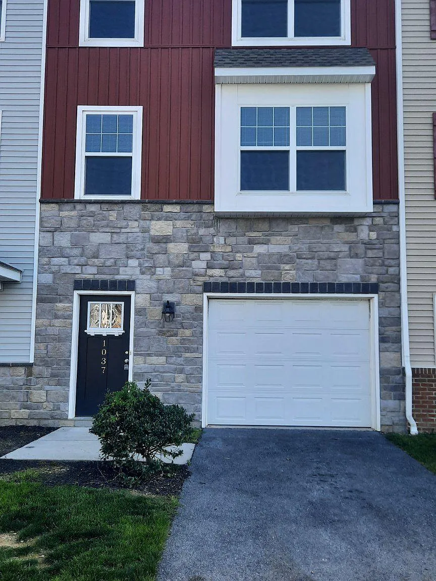 3 bed, 2.5 bath, 2000 sqft, $2,010 — Photo 1