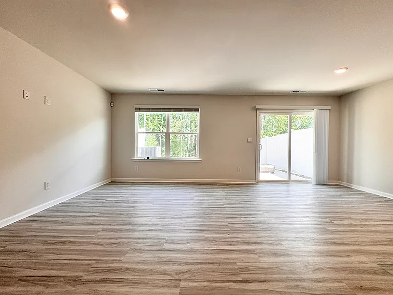 5124 Hyrule Dr — Photo 2
