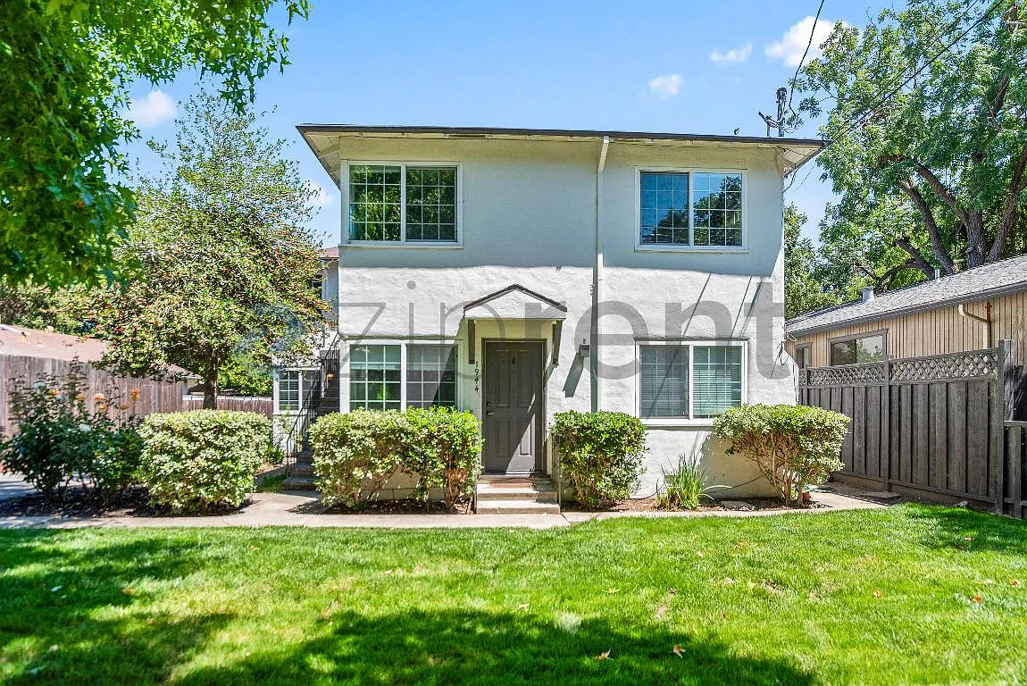 2 bed, 900 sqft, $3,895 — Photo 1