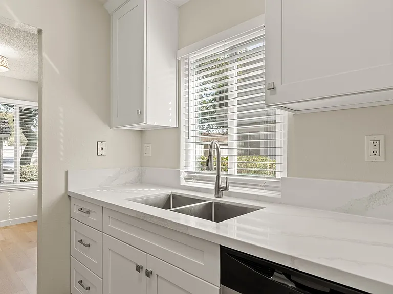 4910 Lowry Rd — Photo 12