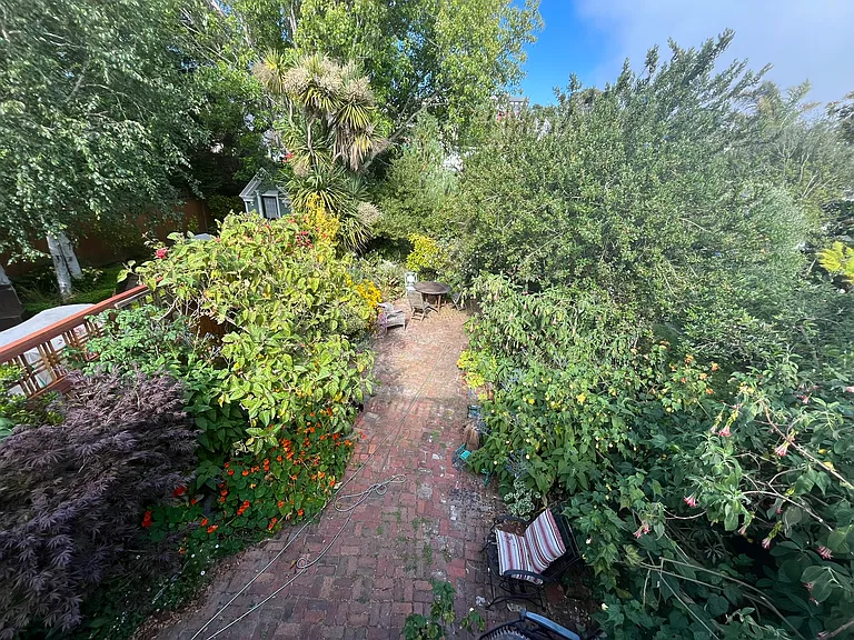 Douglass St — Photo 11