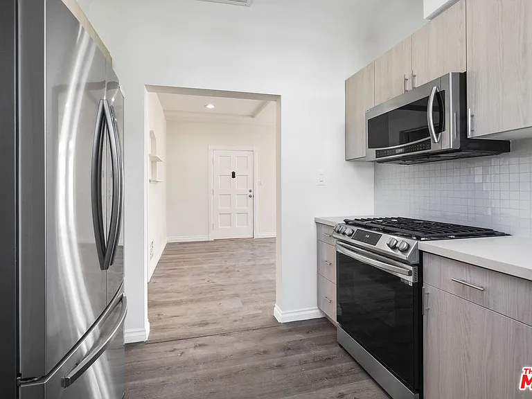 228 S Reeves Dr #D — Photo 6