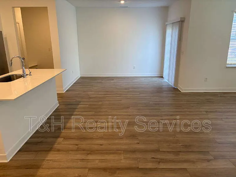 542 Jefferson St — Photo 3