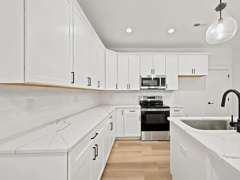 149 Luke Ct — Photo 10