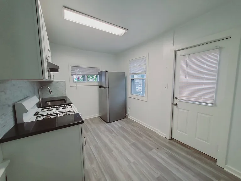 1462 Summer St #1 — Photo 2