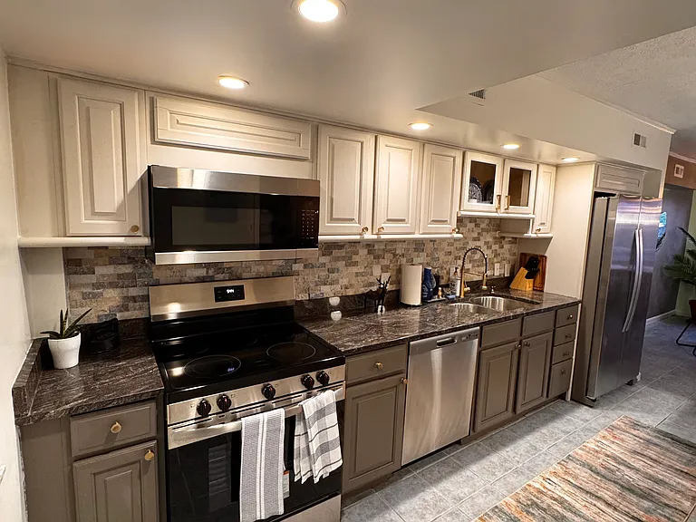 2500 Warsaw Ave #6 — Photo 2