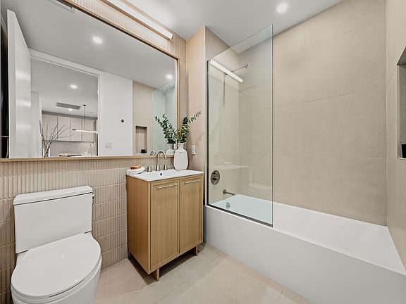 4th image of 250 W 49th St #11901